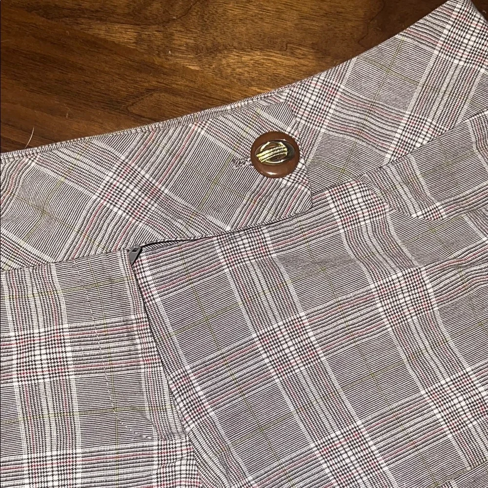 Tan and Crem Shorts Lightweight Casual - Picture 3 of 4